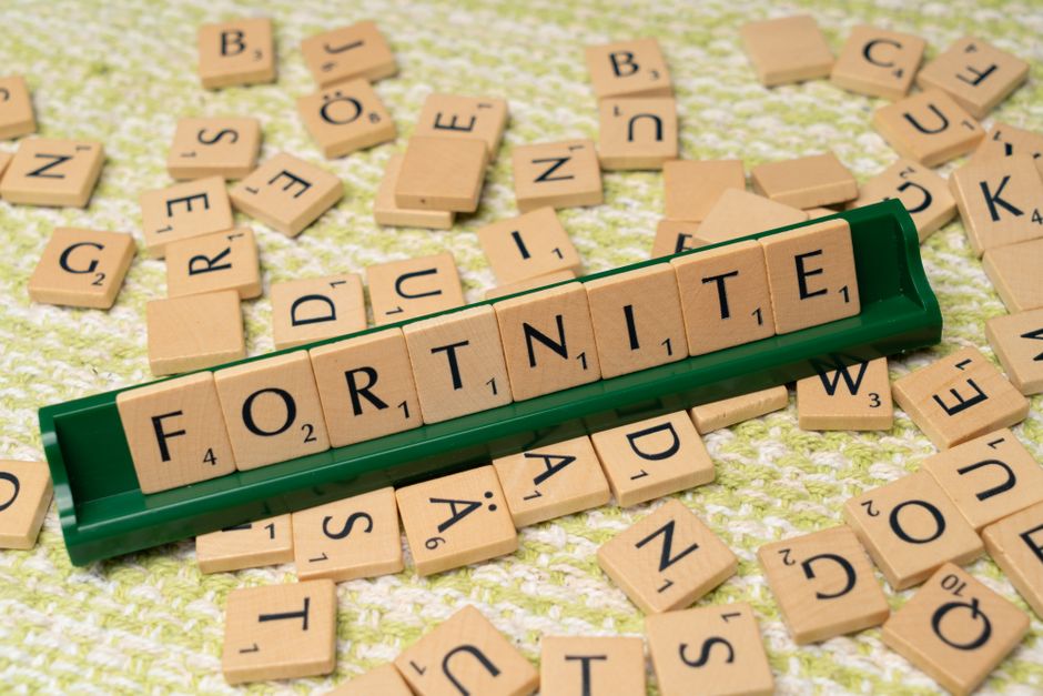 fortnite gameplay screenshot, battle royale character, video game map