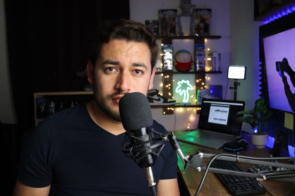 live streaming setup microphone, twitch gaming desk webcam