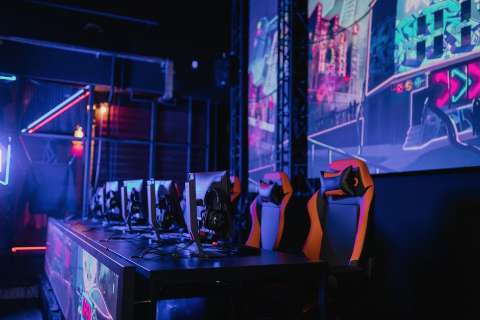 glitch screen distortion, esports arena crowd, retro gaming keyboard